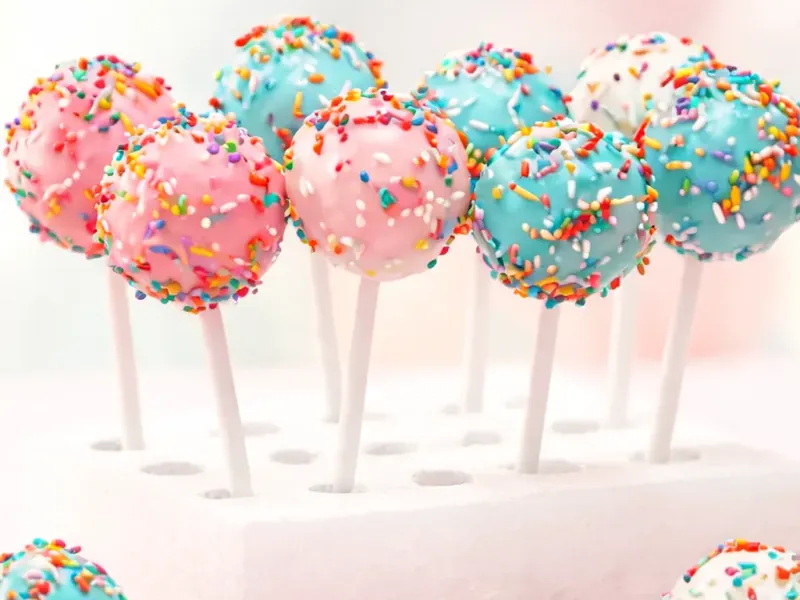 Bunte Cake Pops mit Streuseln (KI-generiertes Bild)