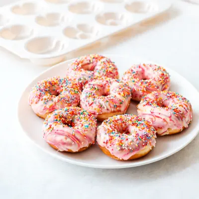 Donuts mit bunten Streuseln (KI-generiertes Bild)
