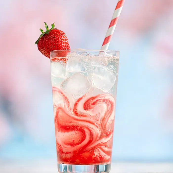 Zitronenlimo mit rotem Erdbeersirup, Eis und Erdbeere (KI-generiertes Bild)