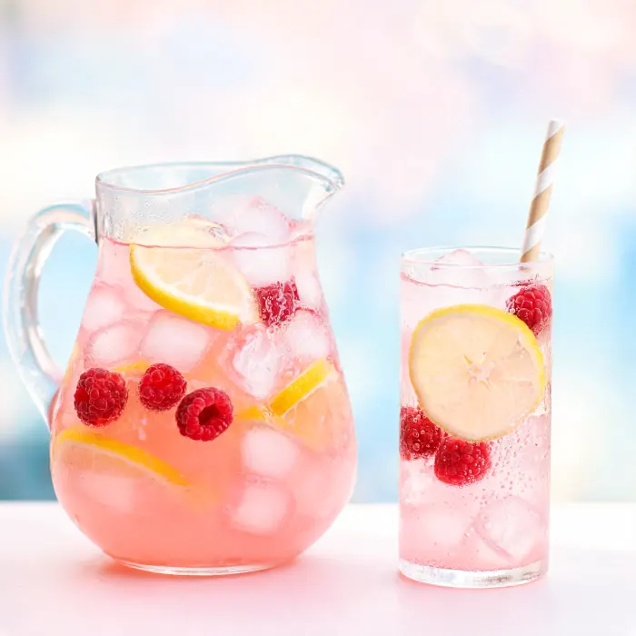 Rosa Limonade mit Himbeeren, Zitrone und Eis (KI-generiertes Bild)