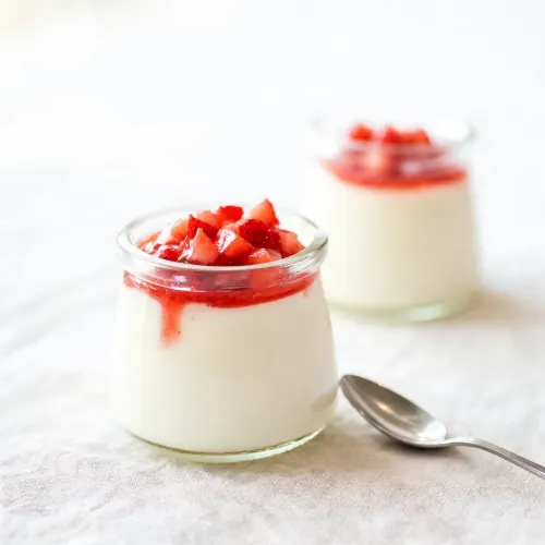 Dessert im Glas mit Erdbeeren (KI-generiertes Bild)