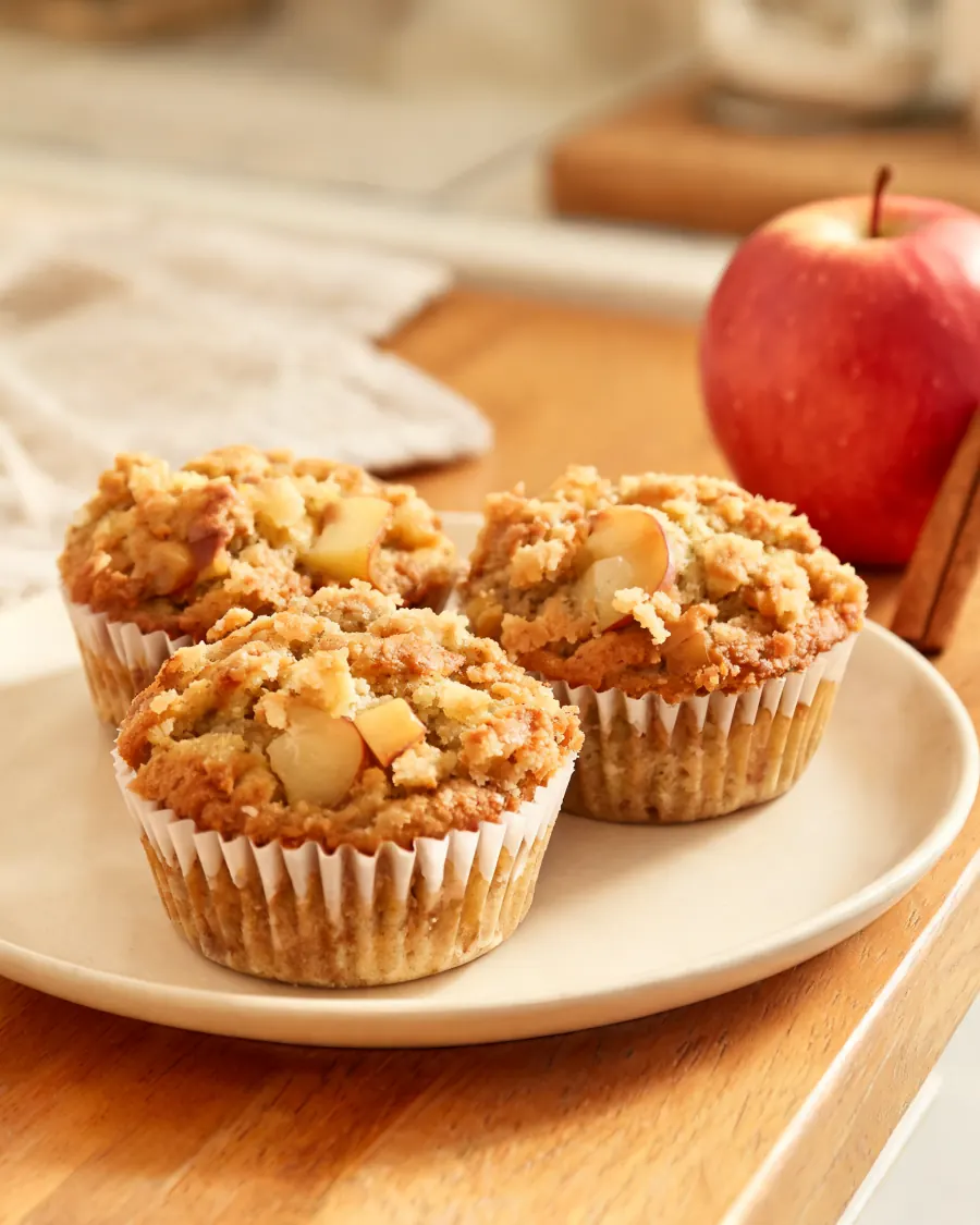Apfel-Zimt-Muffins mit Streuseln (KI-generiertes Bild)