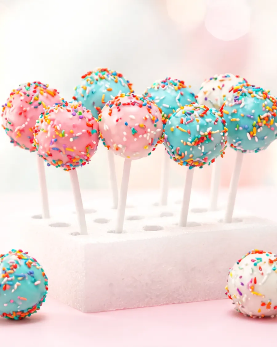 Bunte Cake Pops mit Streuseln (KI-generiertes Bild)